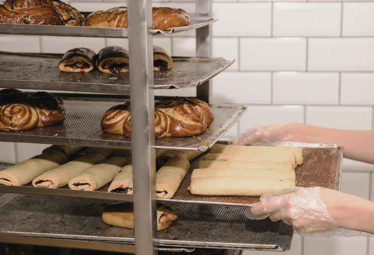 What to Store on a Bakers Rack